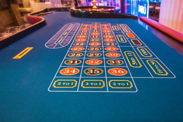 Dragon Tiger Live dealing table with professional dealer and card positions